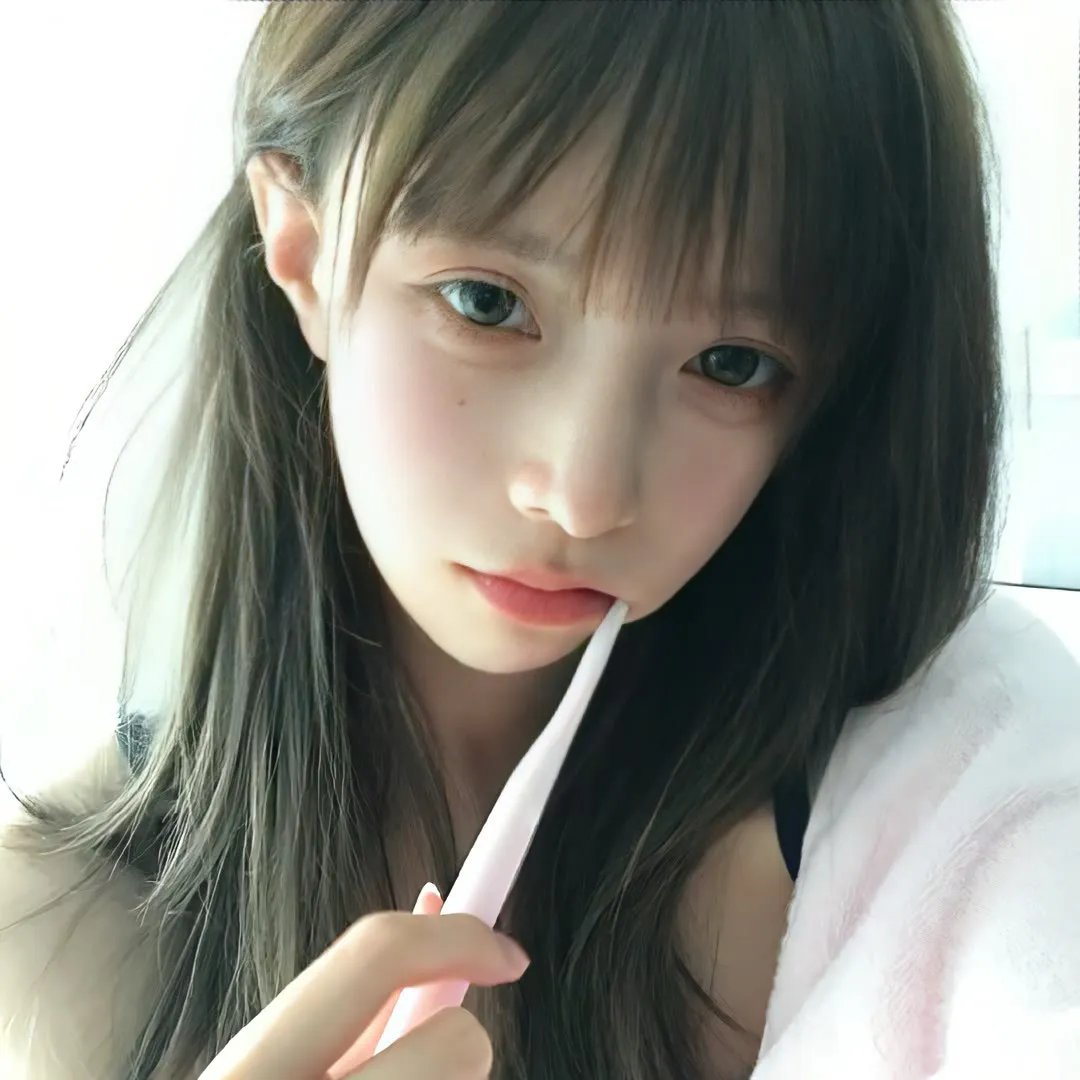 抽象画中的越南少女